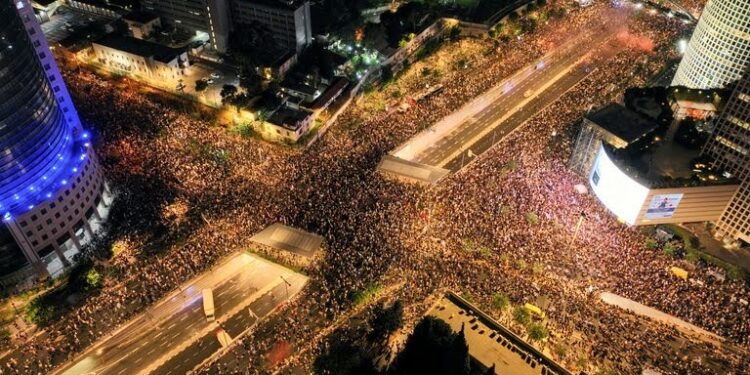 Half a Million Israelis Demand Ceasefire After Hostages Found Dead in Gaza